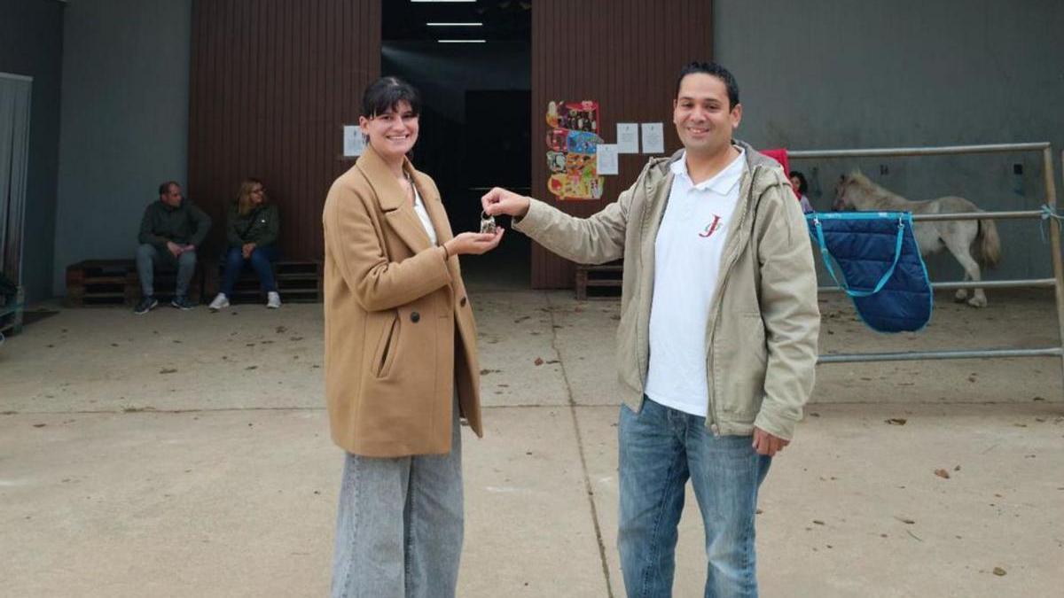 Uxía Rodríguez recibe las llaves de la entidad de manos de Sosa.