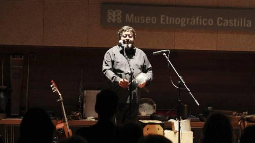 Las sartenes como instrumentos en el concierto del Museo Etnográfico