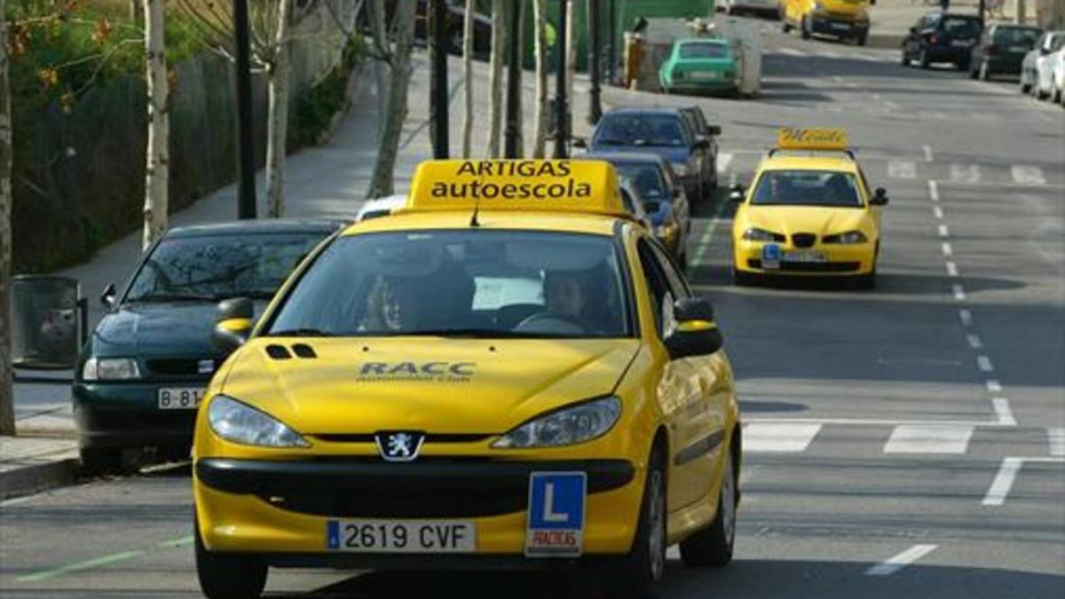 Prácticas de autoescuelas en el paseo de l'Exposició de Barcelona.