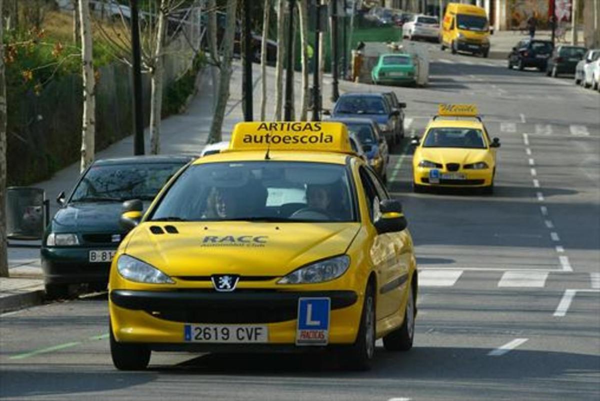 Prácticas de autoescuelas en el paseo de l'Exposició de Barcelona.