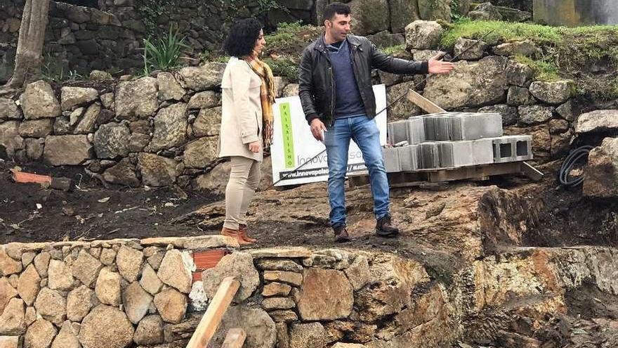 La edil de Medio Ambiente Marián Sanmartín y el paisajista José Souto visitan la obra de O Peñón. // R.V.