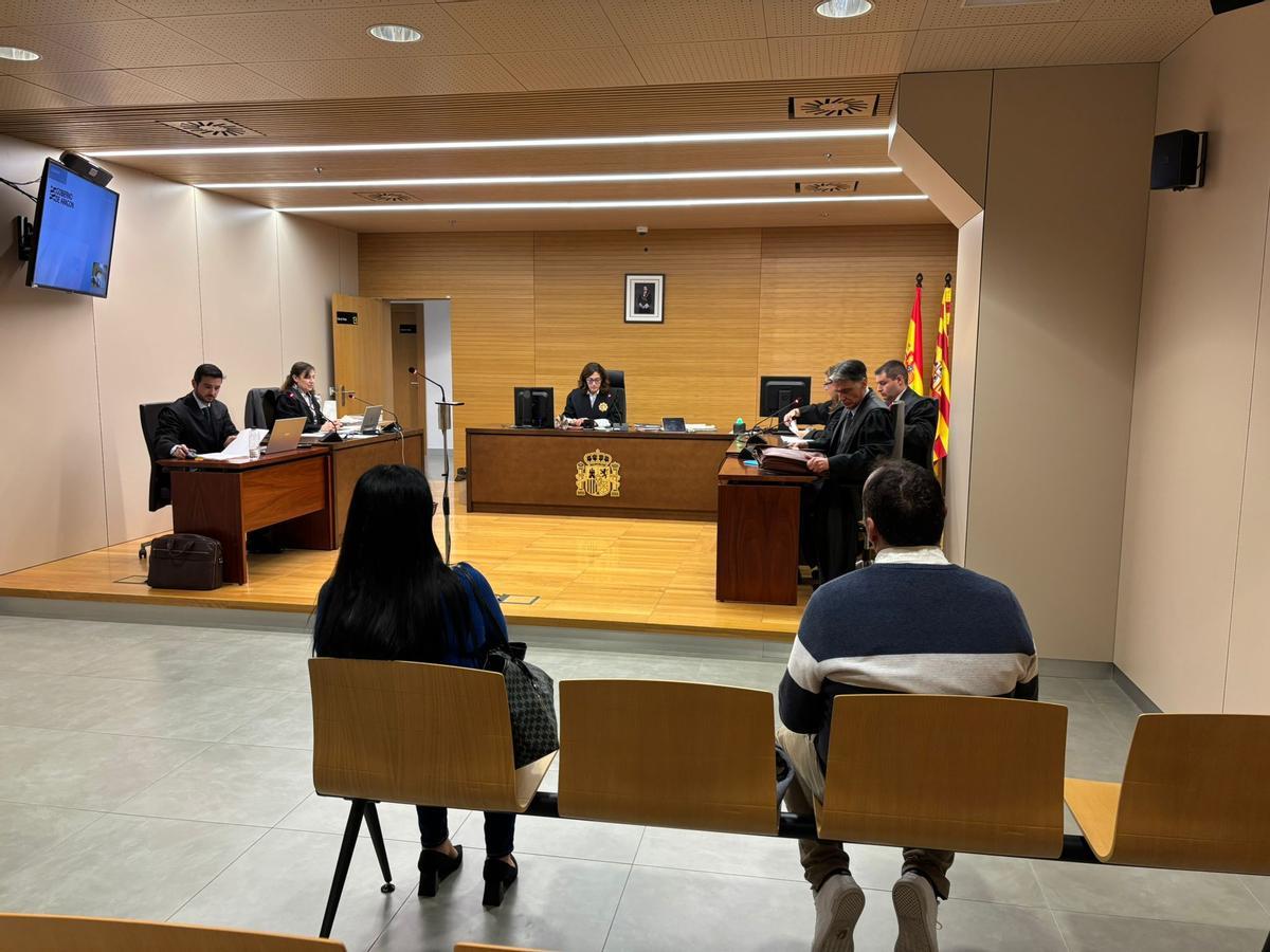 El exconcejal socialista, Ignacio Magaña, junto a la otra acusada, Susana G., en el banquillo de los acusados del Juzgado de lo Penal número 5 de Zaragoza, este jueves.