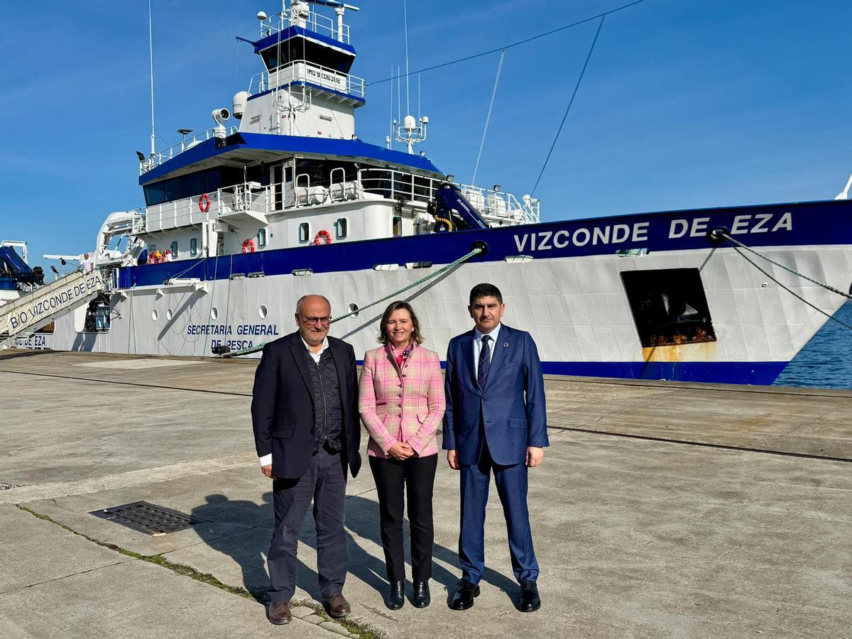 Abel Losada, Isabel Artime y Pedro Blanco, delante del «Vizconde de Eza».