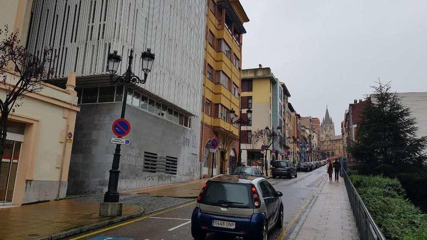 La Policía Nacional detuvo al &quot;violador del estilete&quot; el martes por la mañana junto al edificio de la Cruz Roja, en la calle Martínez Vigil, muy cerca de la vivienda que compartió con la denunciante.