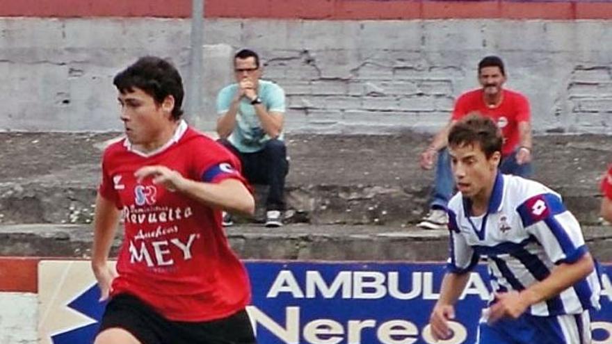 Sergio Ruiz conduce el balón perseguido por un futbolista del Deportivo de La Coruña cuando jugaba en el juvenil División de Honor del Laredo (Cantabria), en la temporada 2012-13. 