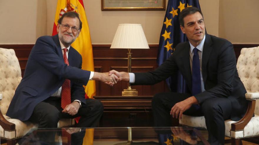 Rajoy se reúne con Sánchez para intentar desbloquear la formación de gobierno