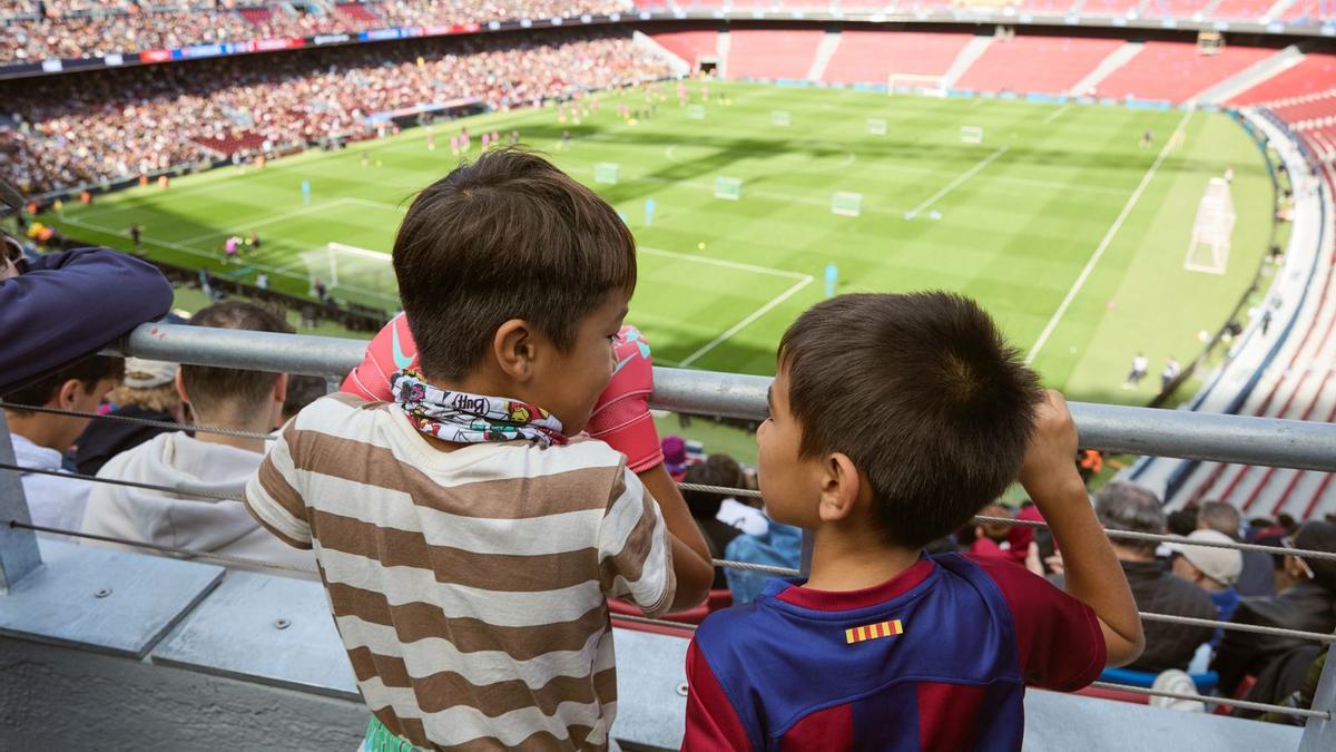 Dos niños viven su primera vez en el nuevo Camp Nou