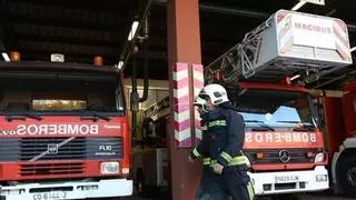 El incendio de una nave agrícola en Santaella obliga a desalojar otras colindantes