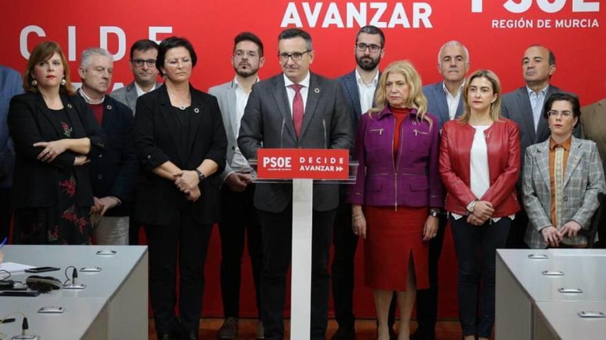 Diego Conesa, rodeado de los diputados socialistas en la Asamblea.