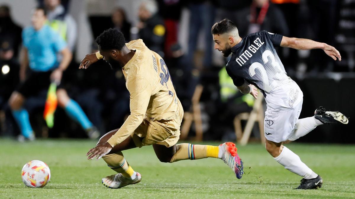 Kessié pelea por el balón ante Ñito González, el jugador del Ceuta, en octavos de final de la Copa.