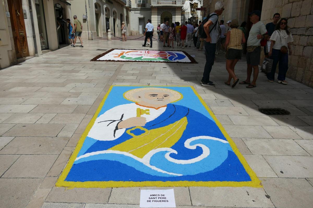 Les catifes de Corpus omplen de color l'entorn de Sant Pere de Figueres