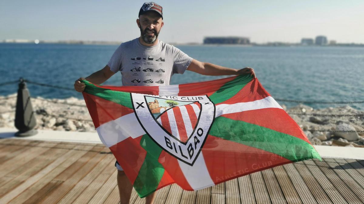 Mikel Medina, con su ikurriña rematado con el escudo del Athletic, en la terminal de cruceros de Doha.