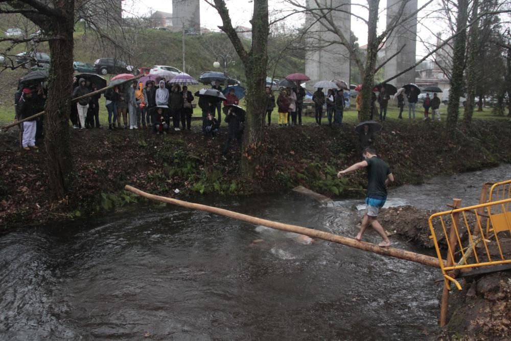 Carnaval en Galicia 2019 | Valor y frío en la tradicional "Corrida do Galo" del entroido de Vilaboa