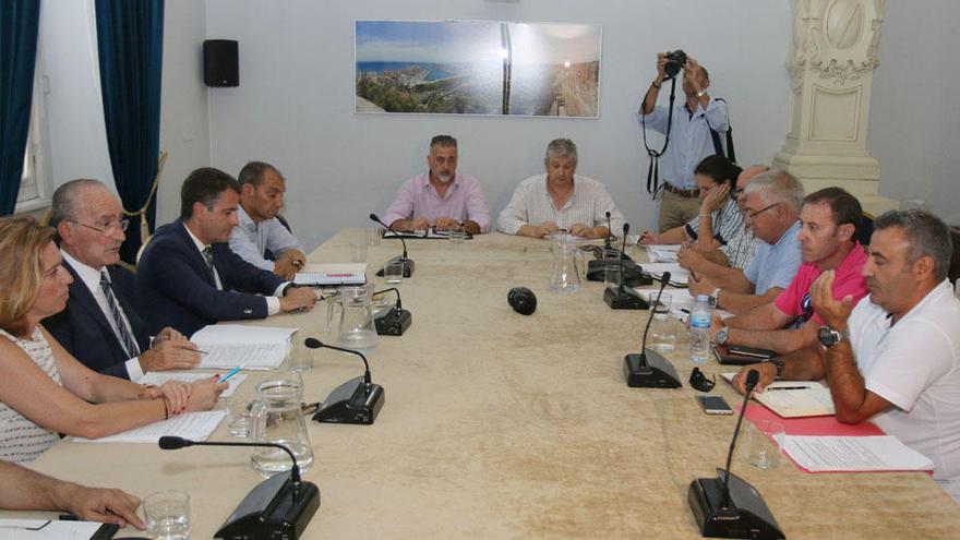 Reunión de los taxistas con el alcalde de Málaga en el Ayuntamiento.