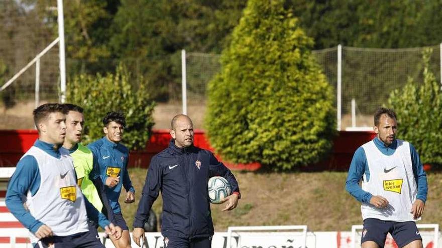 José Alberto, con Nacho Méndez, Pedro Díaz y Cristian Salvador a la izquierda, y Aitor García a la derecha, siguiendo el entrenamiento de ayer en Mareo.