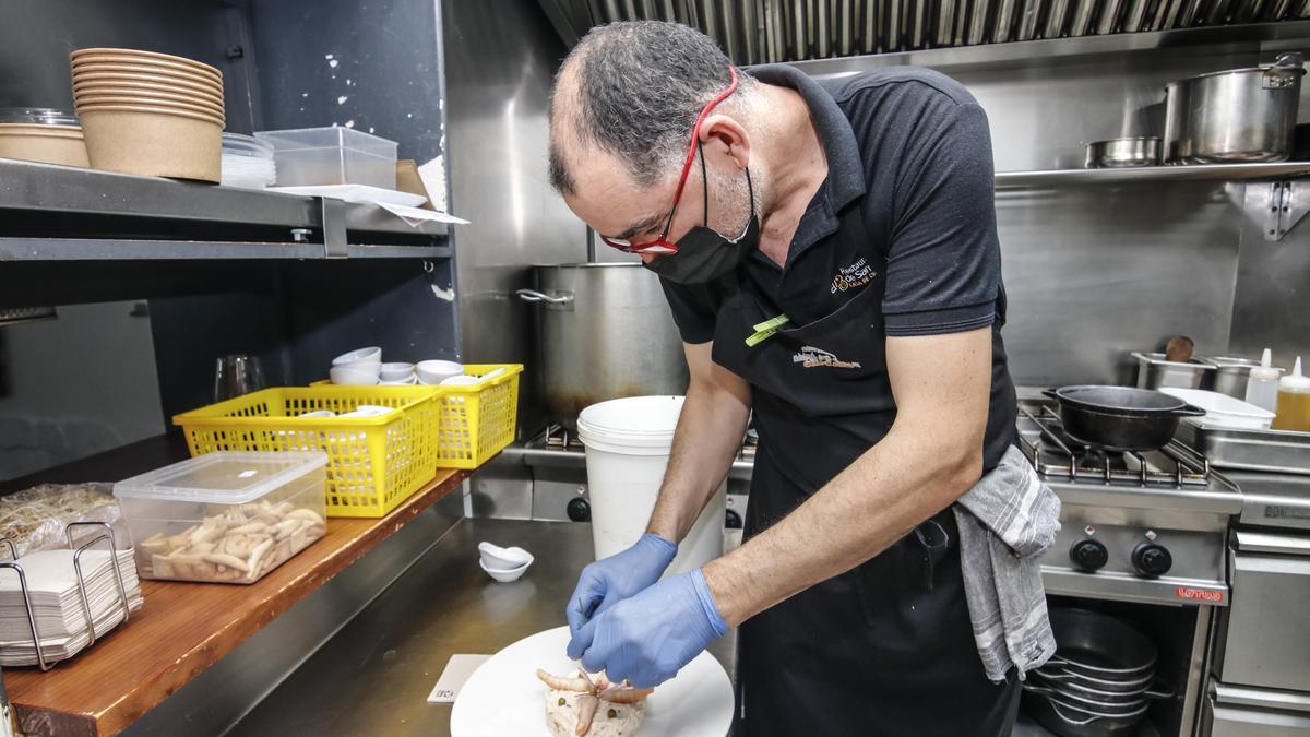 Manuel Giraldo, jefe de cocina prepara una ensaladilla de langostinos y merluza en El 13 de San Antón.