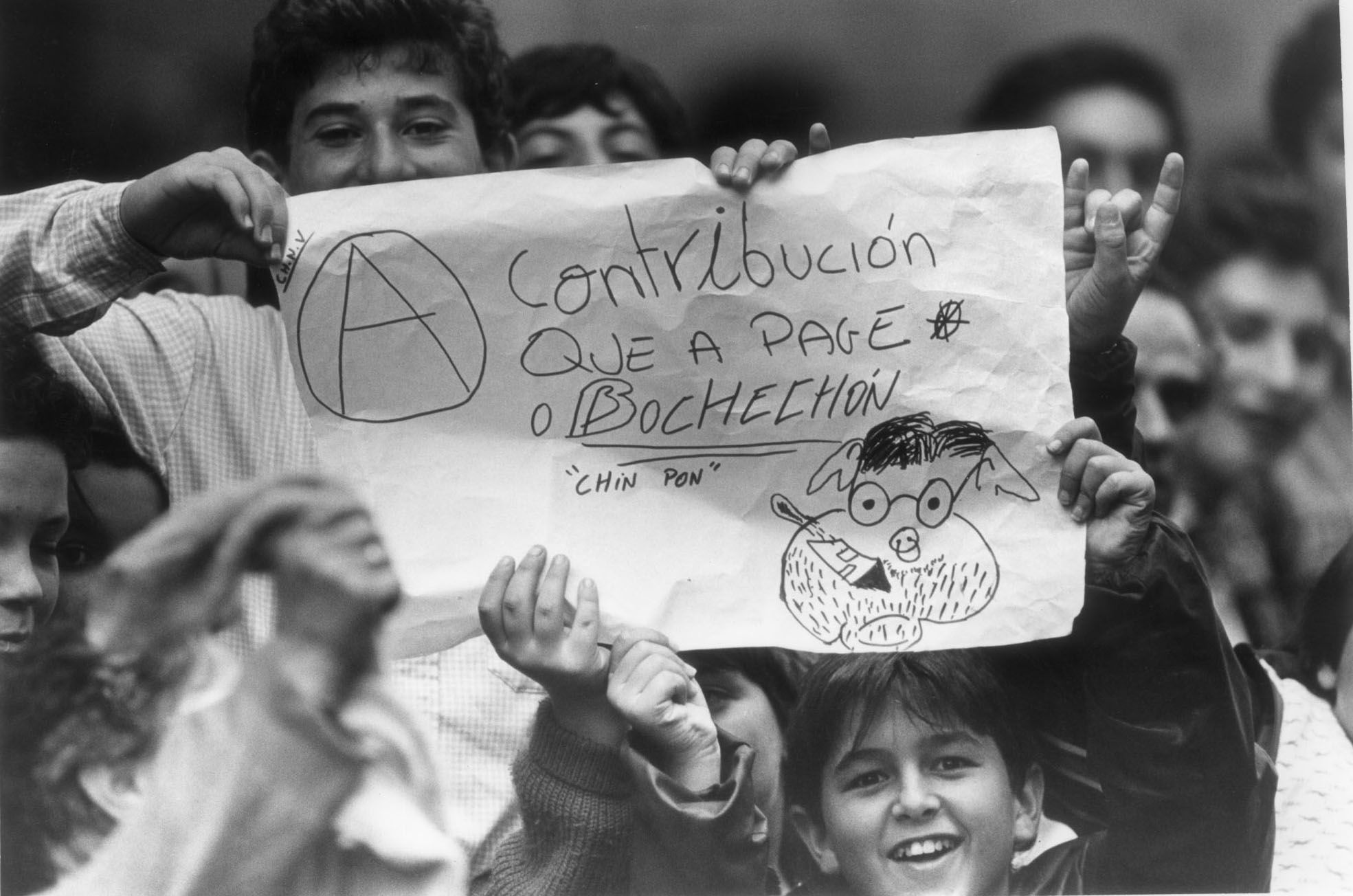 El conflicto de la contribución en Cangas: protestas y un alcalde asediado que no pudo volver a entrar en el Concello