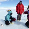 Científicos identificando un meteorito en la Antártida