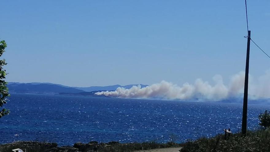 Un incendio en O Hío sorprende a los bañistas