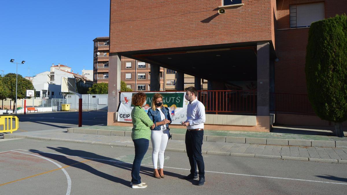 La alcaldesa y el concejal de Urbanismo con la directora del colegio Virrey Poveda de Petrer.