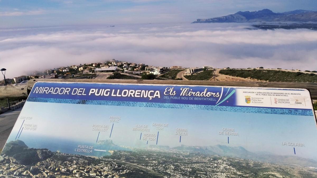 Un panel que indica los hitos geográficos como el Penyal d&#039;Ifac que hoy se ha tragado la niebla.