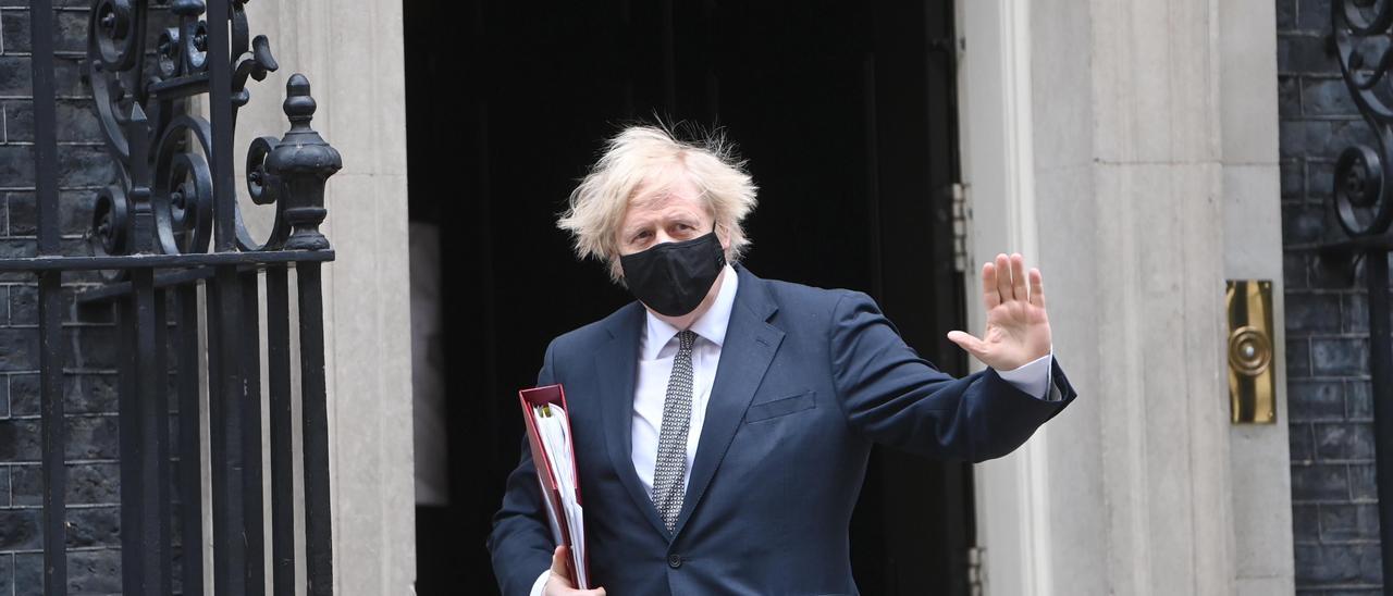 Boris Johnson sale ayer del número 10 de Downing Street. Reuter/John Sibley