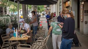 Ambiente en una terraza en la calle de Viladomat con Aragó, en La Nova Esquerra de l’Eixample.