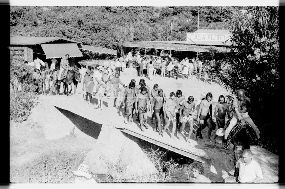 En una jornada en las Fuentes del Algar no podía faltar el baile y la bebida y comida en un bar de la zona o en el suelo del campo. Estas imágenes son de 1969.