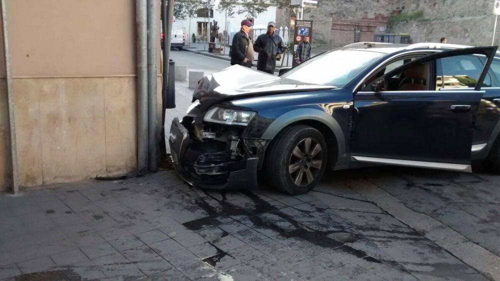 Un cotxe s'estampa a la plaça Infants de Manresa