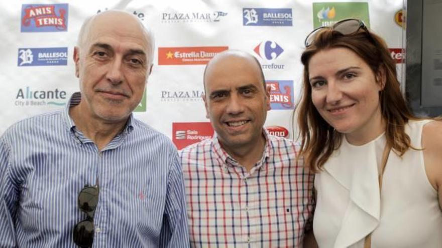 El director general de Gestión de INFORMACIÓN, Juan Antonio López Ruiz de Zuazo, con el alcalde de Alicante, Gabriel Echávarri, y la jefa de prensa de la Alcaldía alicantina, Sonia Rodrigo.