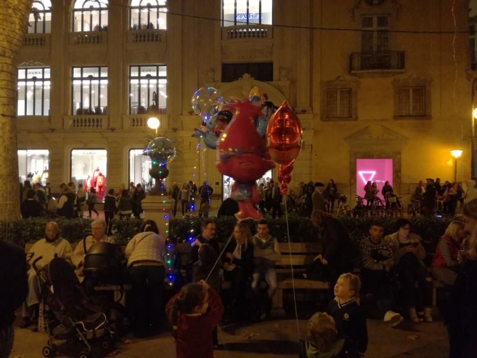 Im Rahmen eines bunten Programms auf dem Borne-Boulevard begann am Donnerstag (23.11.) das feierliche Glitzern.