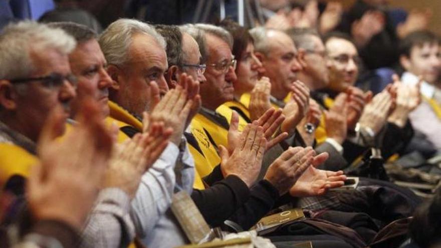 Entrega de &quot;becas&quot; a los nuevos 50 miembros de la Irmandade, en Vigo. Drcha., Ramón Ovella.// J. Santomé