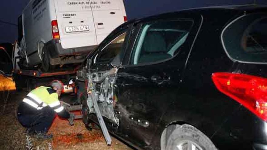 Los dos coches siniestrados a la entrada del puente de Manzanal del Barco.