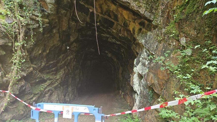 Susto en la senda del ferrocarril de San Tirso de Abres: se desprende una piedra de uno de los túneles, que se ha cortado hasta que sea revisado por los técnicos