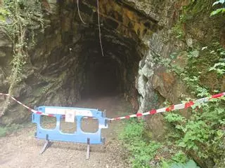 Susto en la senda del ferrocarril de San Tirso de Abres: se desprende una piedra de uno de los túneles, que se ha cortado hasta que sea revisado por los técnicos