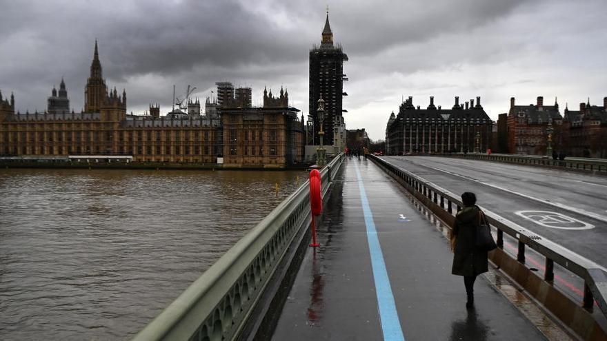 El puente de Westminster, en Londres, prácticamente vacío