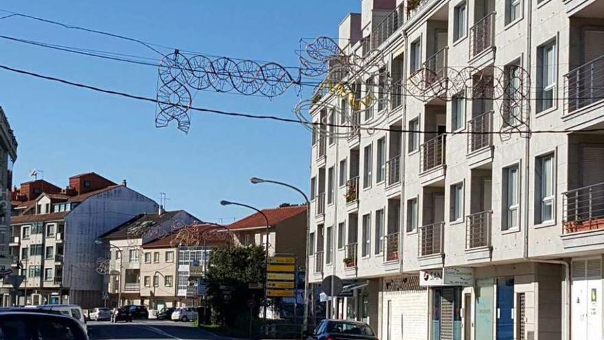 Alumbrado navideño que se comenzó a instalar en Portonovo. // FdV