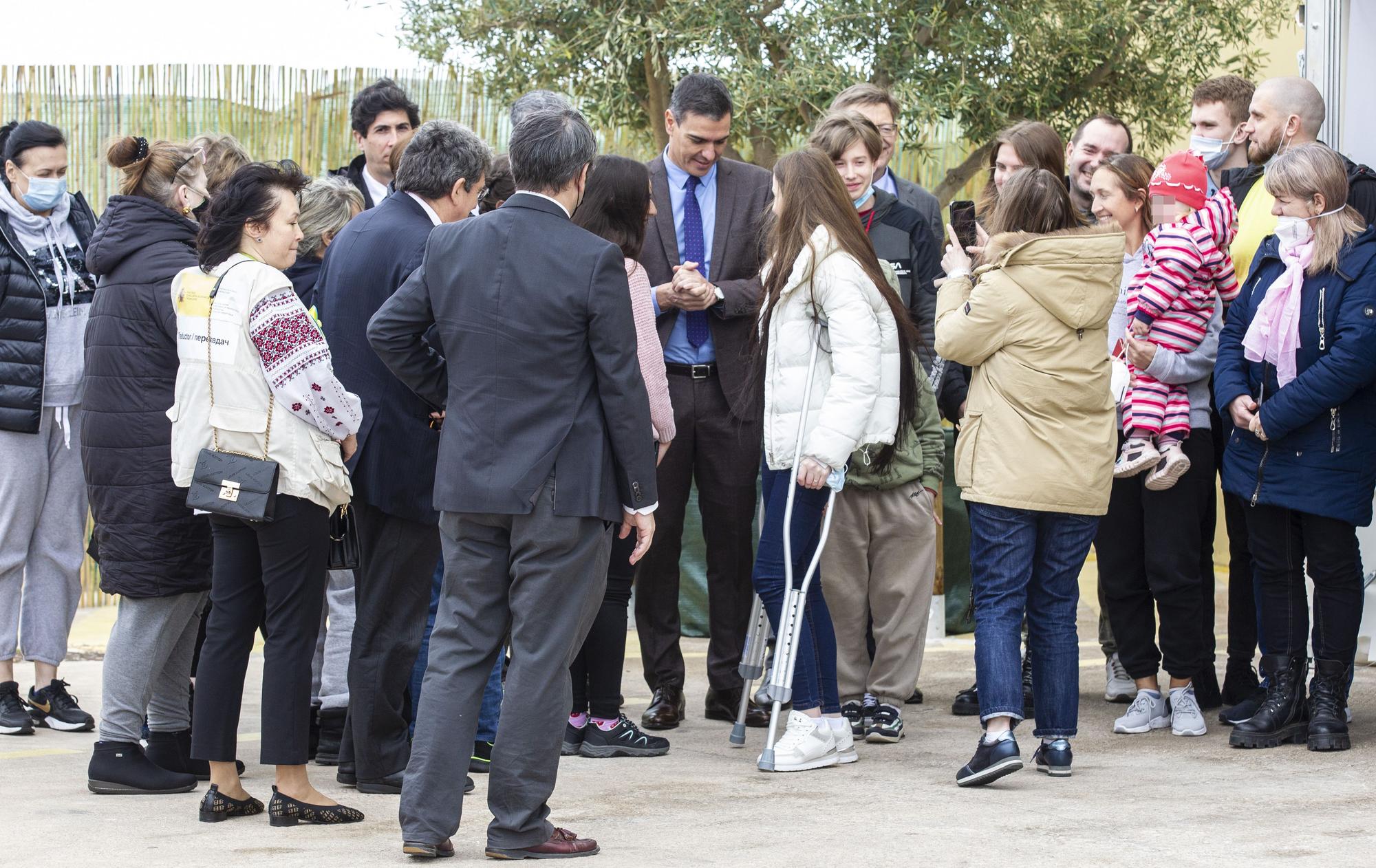 Visita del presidente del Gobierno, Pedro Sánchez, al centro de refugiados de Ciudad de la Luz