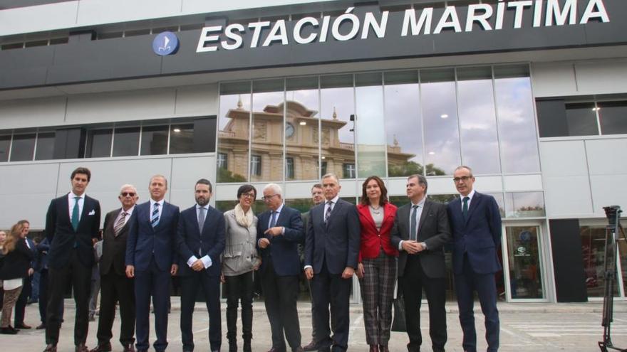 Paulino Plata, María Gámez y Jiménez Barrios acompañados de los responsables de Eurogate y otros políticos en la visita a la Estación Marítima.