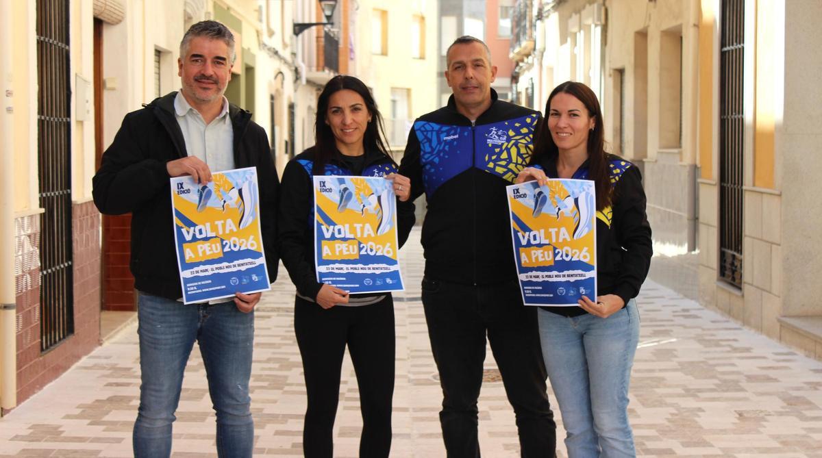 El concejal de Deportes y los responsables del Club Multiesport de Benitatxell