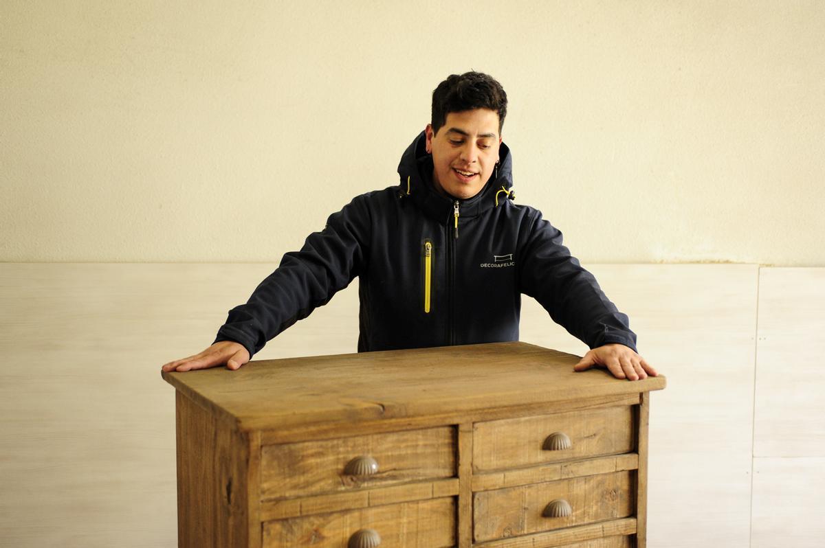 Alberto, en su taller, con otro de los muebles de Maestros de la costura en su taller.