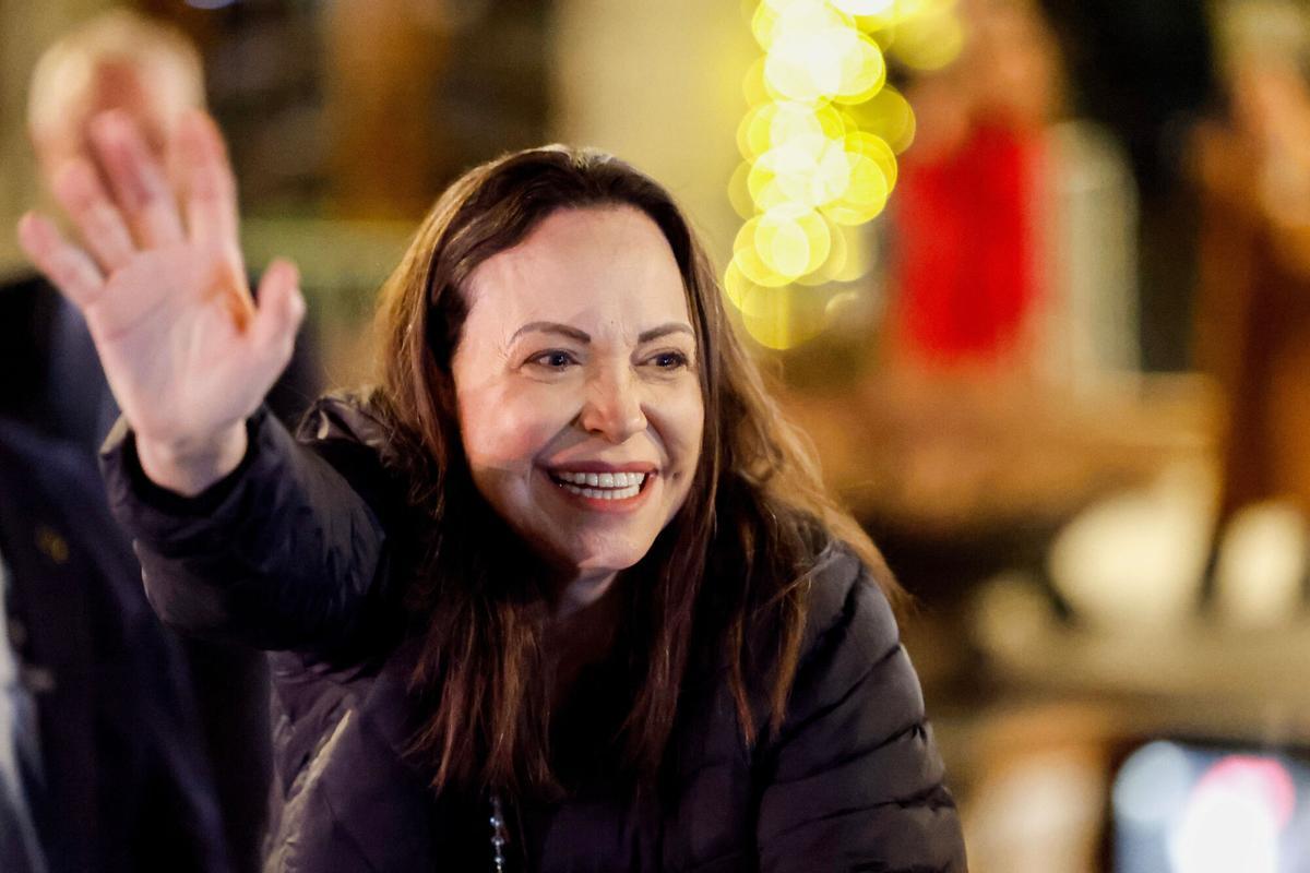 Nobel Peace Prize laureate Maria Corina Machado waves to the crowd gathered in front of the Grand Hotel, in Oslo, Norway, early Thursday, Dec. 11, 2025. (Jonas Been Henriksen/NTB Scanpix via AP) Associate Press/ LaPresse Only Italy and Spain. EDITORIAL USE ONLY ITALY AND SPAIN