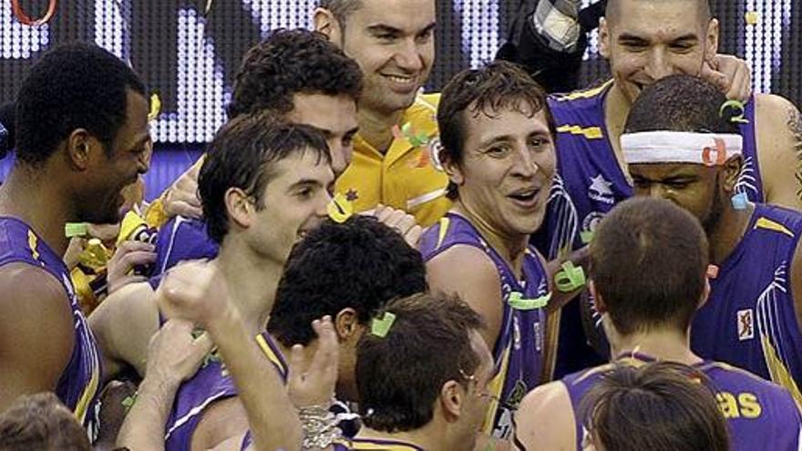 Los jugadores del Blancos de Rueda Valladolid celebran su clasificación para la fase final de la Copa del Rey del baloncesto tras derrotar al Caja Laboral