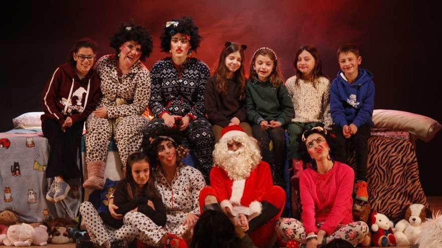 Participantes en la gala de Reyes que organizó la compañía de teatro El Ruiseñor.