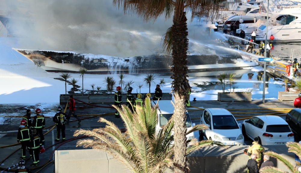 Incendi al Port Fòrum, a Sant Adrià del Besós