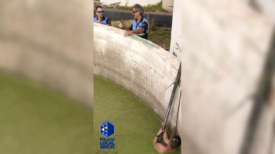 Un vigilante y la Policía Local salvan a un hombre que llevaba 5 horas luchando por su vida en un tanque de agua en Lanzarote