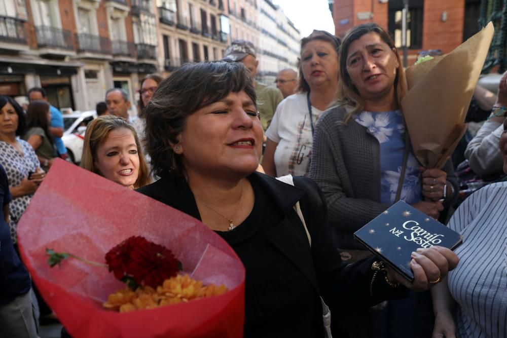 Largas colas para despedir a Camilo Sesto