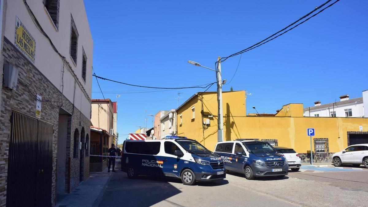 La Policía Nacional durante los registros en la calle Huerta las Mellas, en Las Moreras.
