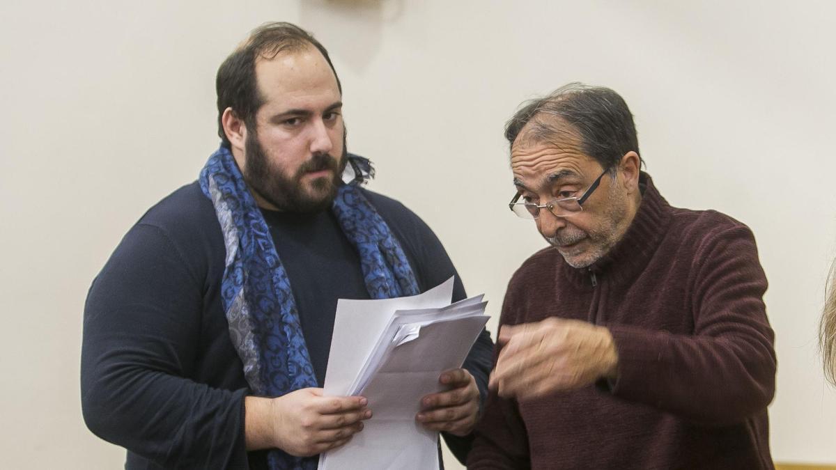 Pedro Ródenas, junto a Ángel Franco, miran unos papeles en un acto del PSOE
