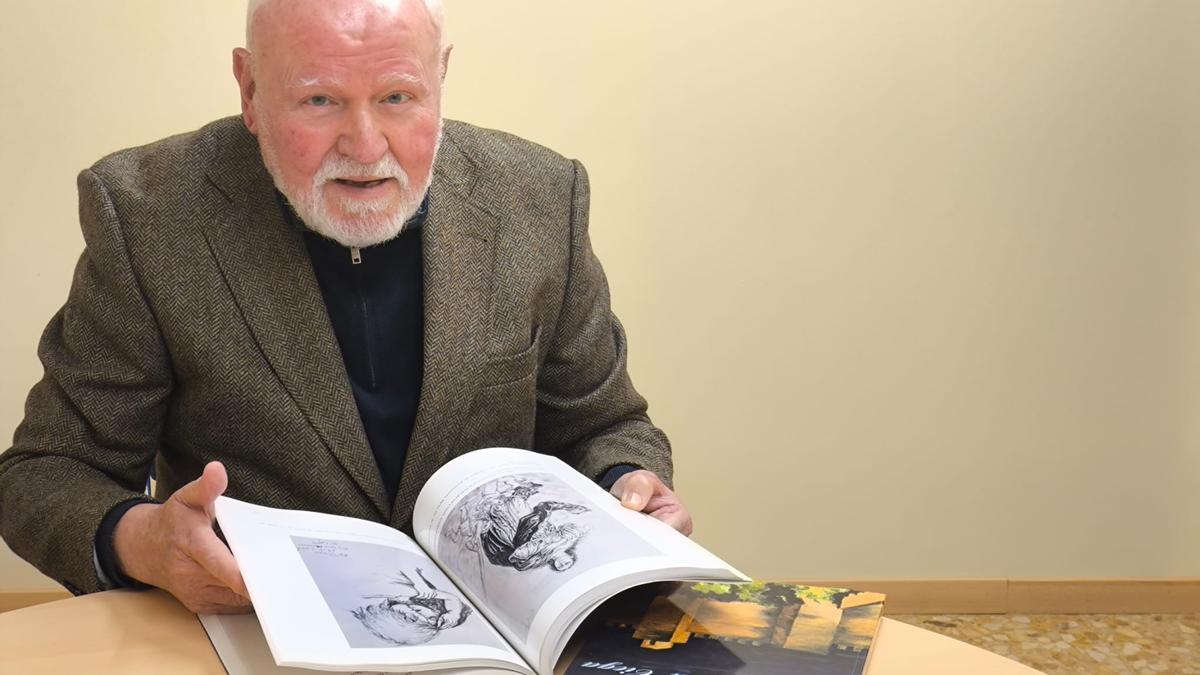 Ramón Casans con su libro.